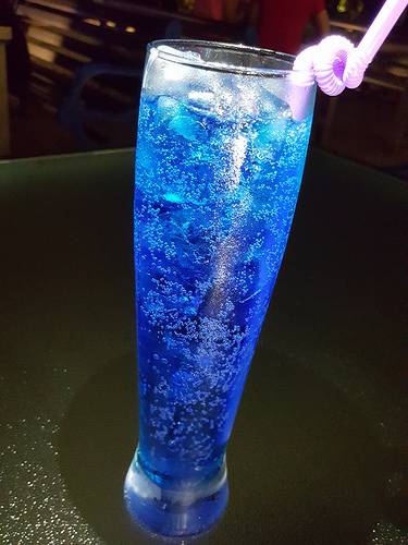 蓝柑橘的味道非常的淡,淡到像在喝气泡水,等冰块溶解后,跟