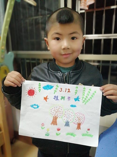今年的植树节我们没能去栽种小树苗 ,但是我们把它画在了画纸上.