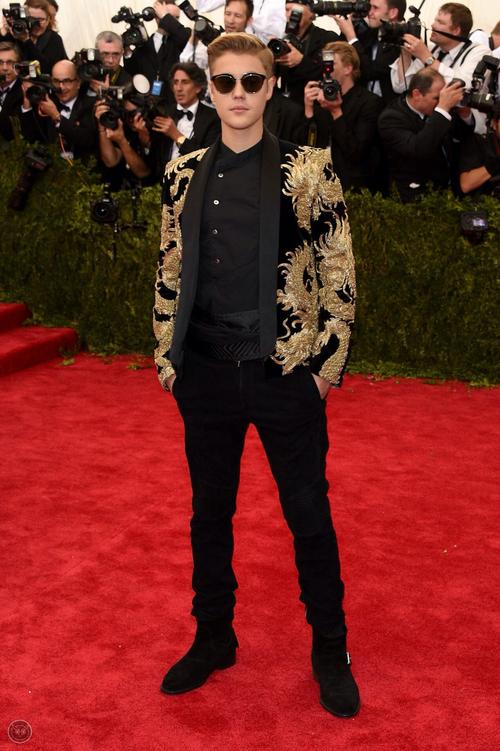 justin bieber身着黄金龙西服现身2015 met gala!