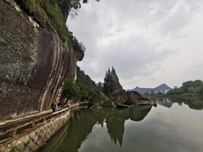 小赤壁,因岩石上一道道黑色的痕迹像火烧过而得名.