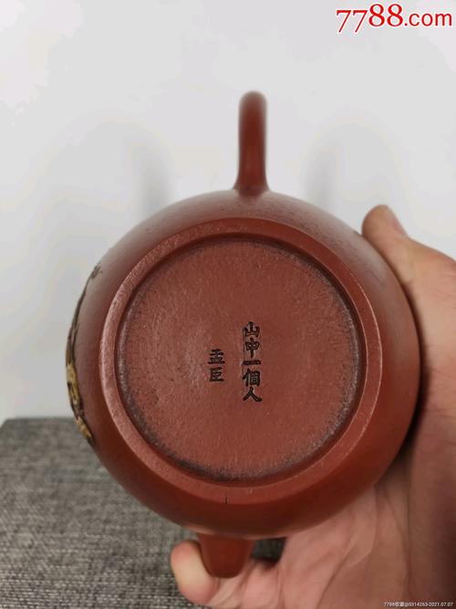 旧藏,【山中一个人,孟臣】底款,画彩描金老紫砂壶一把,出水流畅,断水