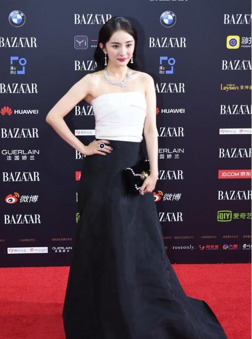 杨幂打扮有"心机",礼服上下界限分明,比例好似"三七分