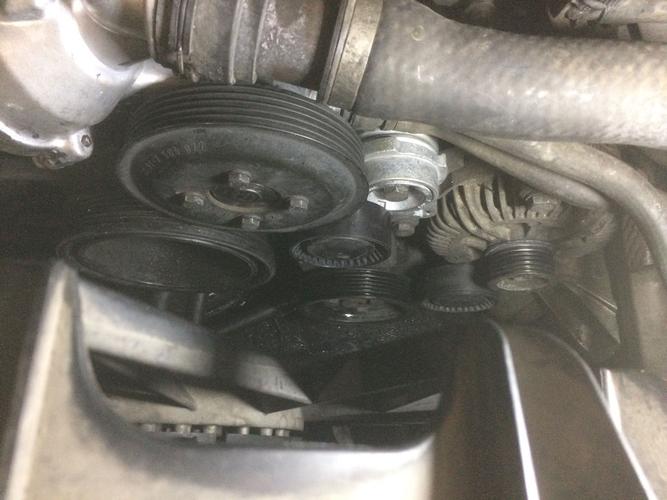 06款bmw740的发电机皮带怎么绕,最好能带图