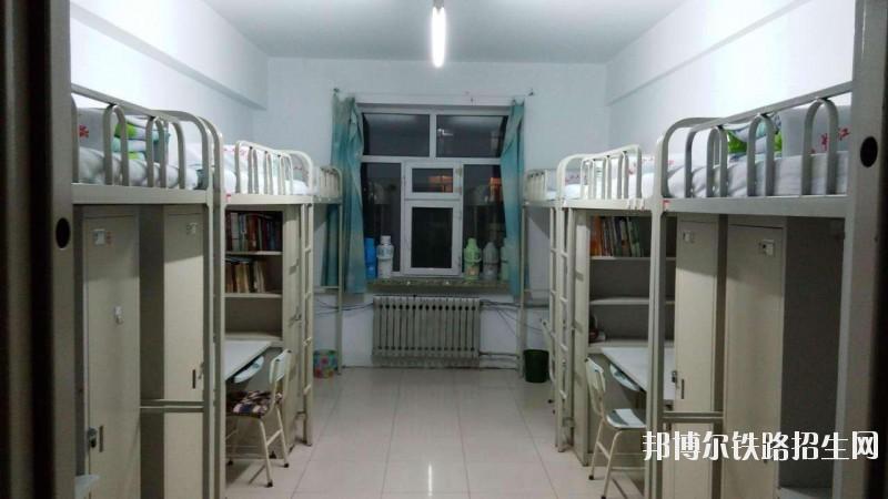 储物柜,基本上学生会用到的都是准备了的,最关键的是,寝室氛围融洽