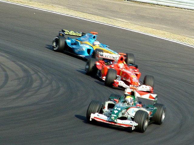 图为疾驰的赛车.