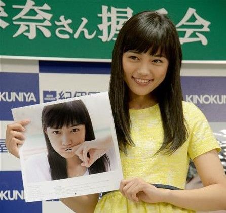 川口春奈举行日历发售活动 最想和菅野美穗合作