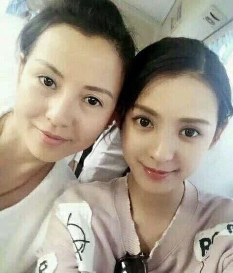 张予曦采访首谈父母,自爆颜值不及妈妈1/10,照片曝光我信了