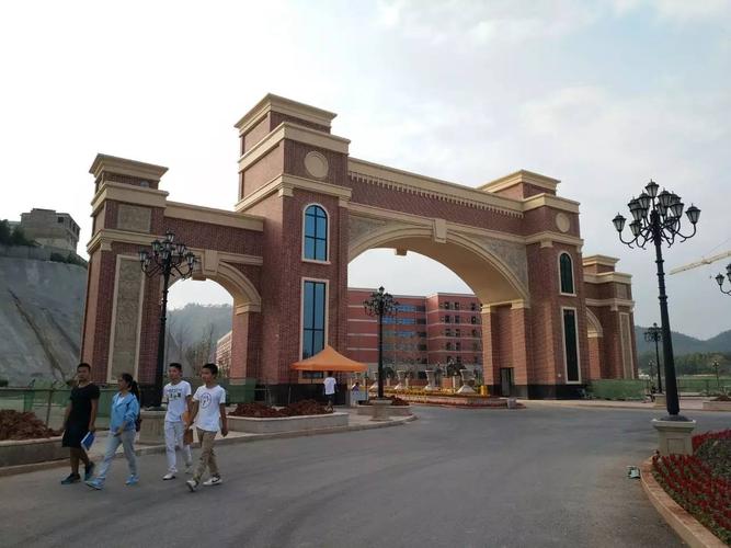 贵州财经大学商务学院·学府金街国庆大放价! 开盘价抢绝版校园旺铺!