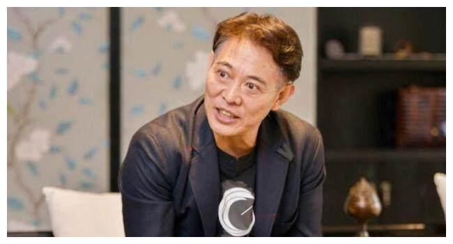 如今,将近60岁的李连杰,因为身患重病,身材都大不如前.