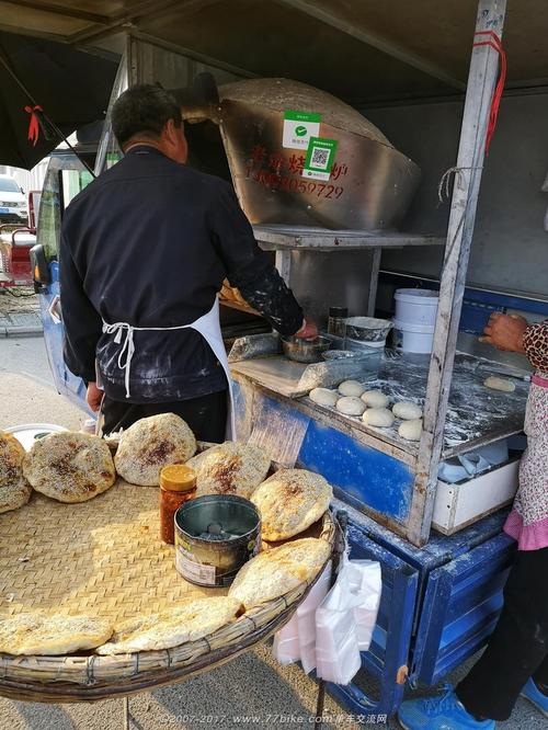 回程途中在路边小店补水,忽见旁边也摆了个烧饼摊,看灶具,正是下塘