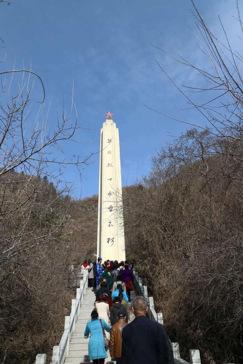 怀着沉痛心情,迈着沉重脚步,拾阶而上,来到兴隆山烈士陵园