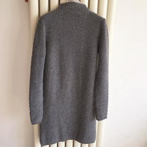 长款毛衣        静静的百合 尺寸: 胸围92cm,衣长87cm,肩36cm,袖63cm