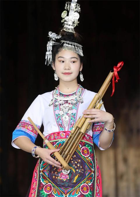 广西三江鼓楼前这场侗族服饰走秀惊艳了百里侗乡