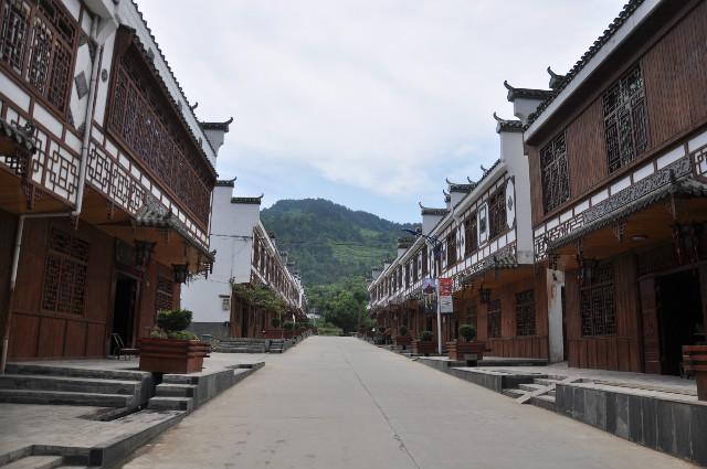  p>从平利县城沿平镇公路南行5公里,便觉眼前一亮,"碧水蓝天马头墙