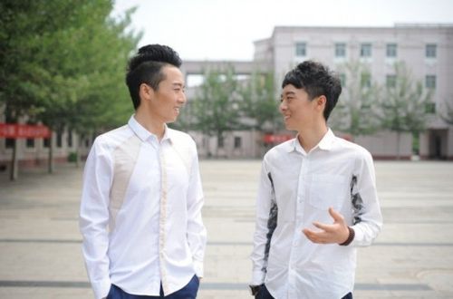 求双胞胎兄弟为男主,一女主的少女养成小说,像 宠溺无