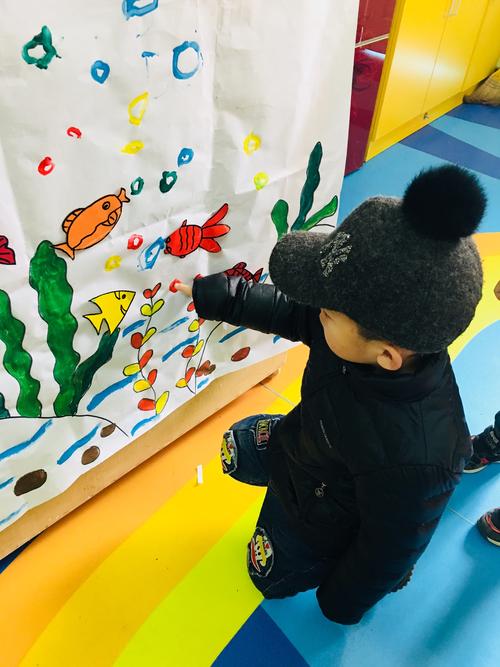 西和县幼儿园小一班美术添画活动:小鱼吹泡泡