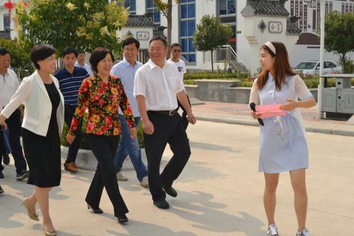 县领导在夏邑县县委书记梁万涛,副县长聂丽的陪同下到夏邑一中指导