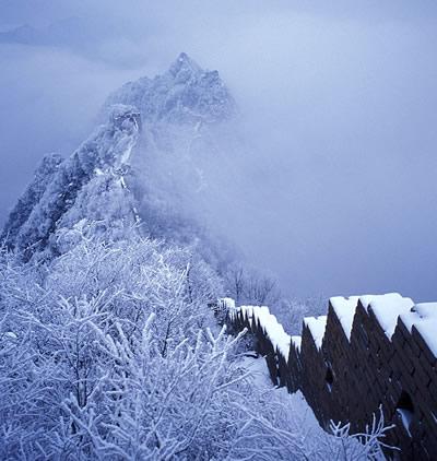 它突兀平地,四周山岗起伏,峰嶂迭影.