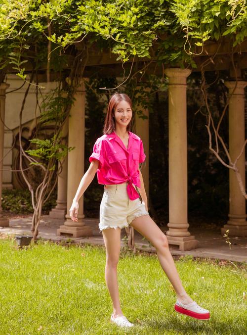 原创金晨上《浪姐》后越发娇嫩了,穿t恤配百褶裙,说她18也不为过