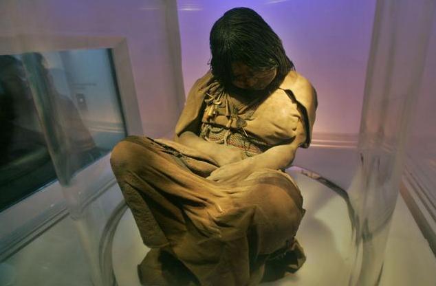 原创冰封500年!盘腿而坐的"冰冻少女"木乃伊,容颜依旧躯体完好