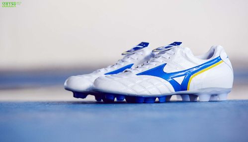 美津浓正式推出白蓝配色的wave cup legend复刻版足球鞋