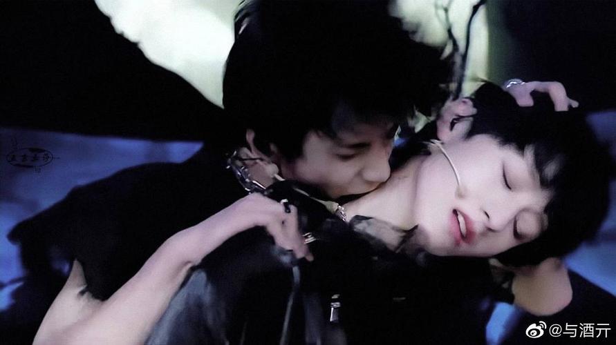 杜华是不是在向李飞学习 想起了楼四刘耀文和楼三代朱志鑫的狼与美女