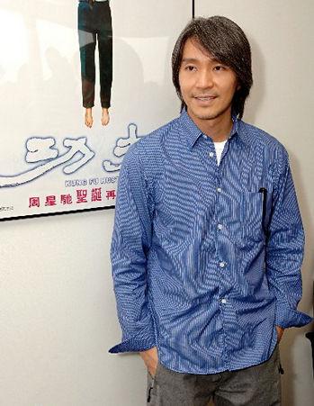 曝周星驰身价超13亿 74岁母亲坐公交买丝袜