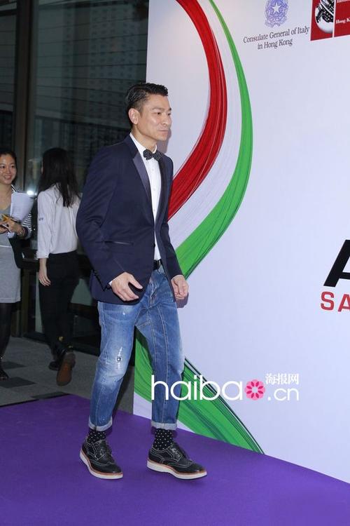刘德华亮相香港萨兰托国际电影节获演员奖,身着蓝色西服&经典款牛仔裤