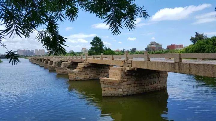 安平桥是中国现存古代最长的石桥,位于中国福建省泉州市晋江安海镇和