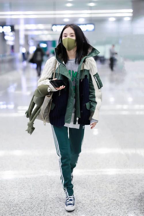 王子文现身机场,穿运动装打扮随性,一身绿色模样清新可人