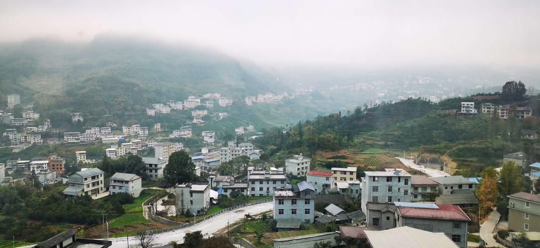 12)d12,恩施市鹤峰县容美镇的屏峰峡又叫躲避峡,高山峡谷中筑坝蓄水