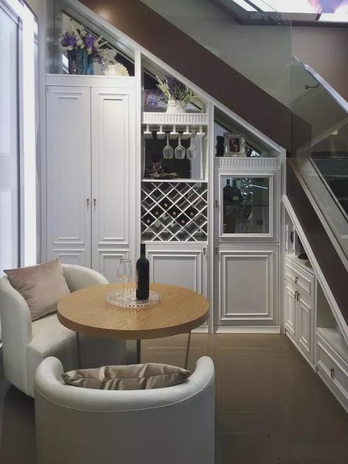 你还可以把楼梯下方作为一个酒柜,和爱人,朋友一起享受着美酒~聊着