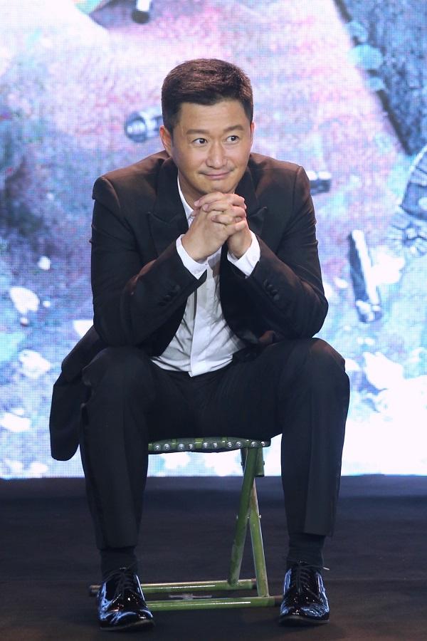 吴京发布会现场坐"vip"小板凳