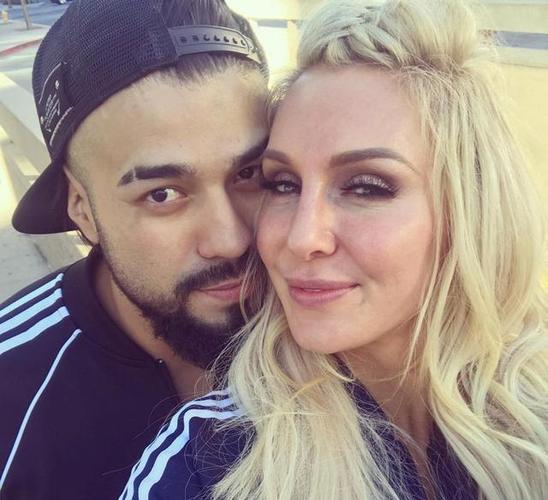 wwe每周低配版选美夏洛特的小男友和黑妹碧昂卡的老公了解一下