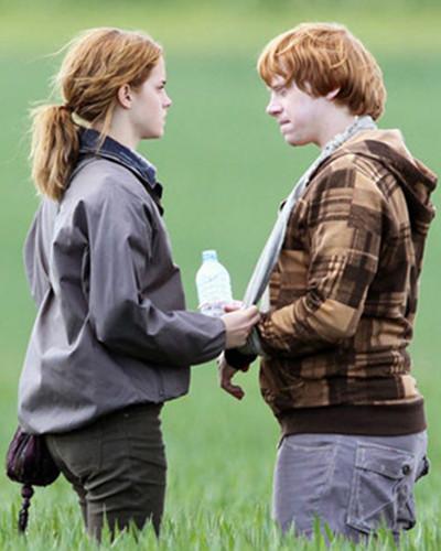 【图】传"哈利"丹尼尔订婚 罗恩和赫敏将赴婚礼