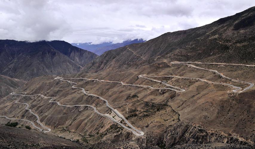 这是川藏公路西藏昌都市境内的"怒江72拐"(2016年5月15日摄).