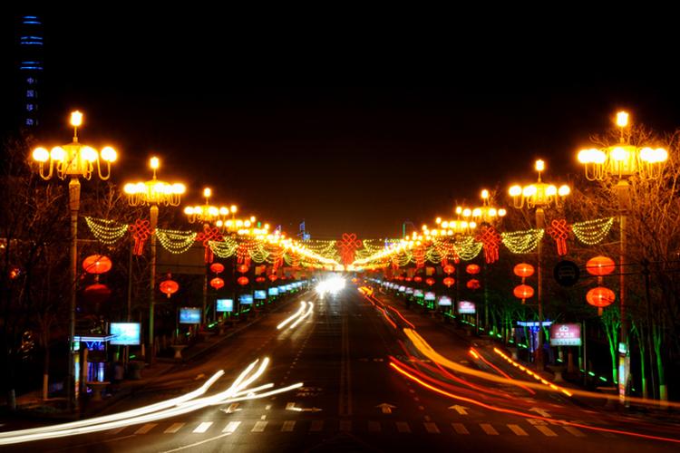 (图为嘉峪关市新华路夜景 来源:嘉峪关文明网)