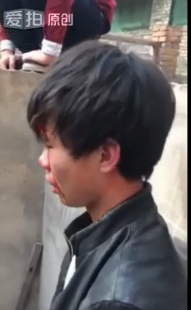 一学生被五六人于厕所围殴头被踩进粪坑血流满面目前正在调查处理之中