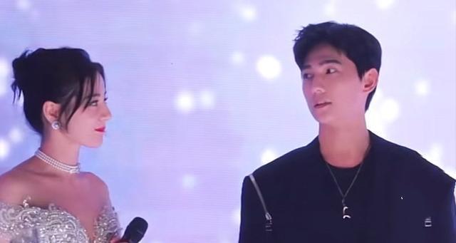 杨洋热巴大年初二再次同台私下彩排眼神暧昧不停笑场像情侣