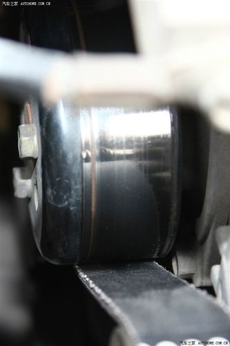 09颐达换发电机皮带涨紧轮螺母拧花了,这螺帽是反向的吗?