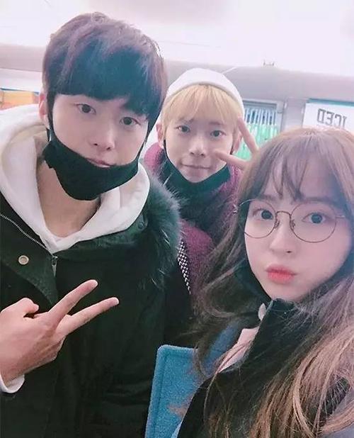 今日,郑惠成 在自己的ins上传了与孔明&金道英的合照.