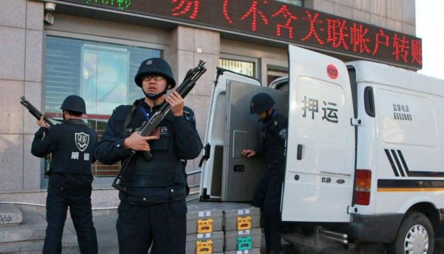 为什么运钞车配的是霰弹枪,而押运高考试卷,用的却是真枪实弹?