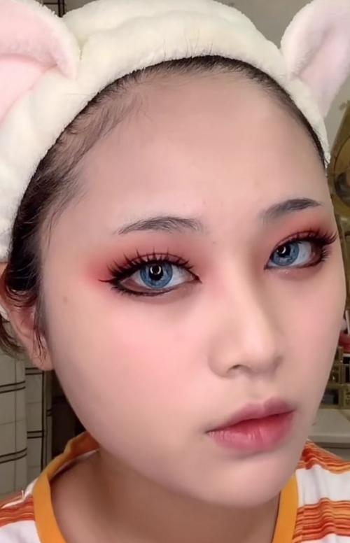 女生仿妆"安琪拉",第一眼:老干妈差不多,成品:会易容术吧!