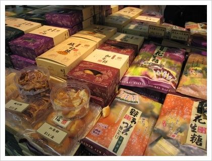 来澳门如论如何要拎些手信回家.比较有名的是钜记啦.