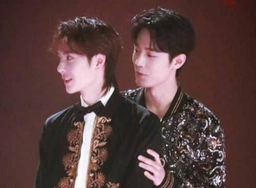 肖战被拍逛超市买零食全是王一博爱吃的结账时的表情太宠溺