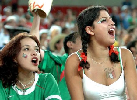 图文足球美女也疯狂墨西哥球迷为球而醉