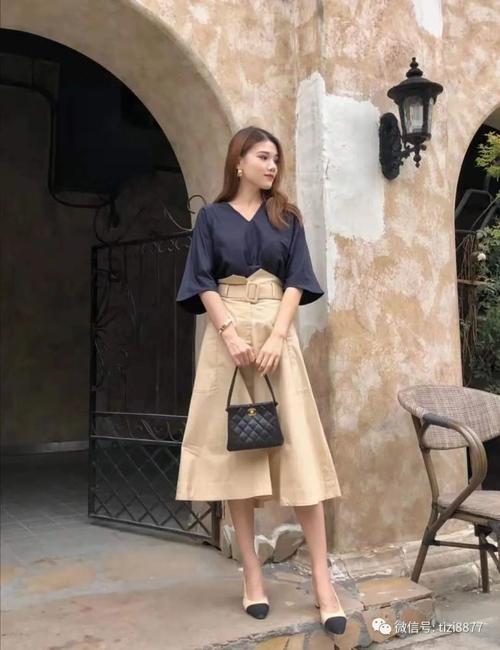卡其色裙子搭配什么颜色上衣好看