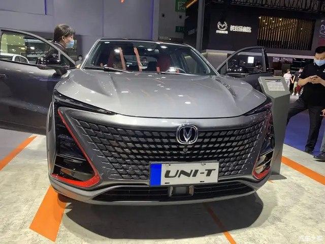 前脸部分长安uni-t采用了"无边界"的设计风格