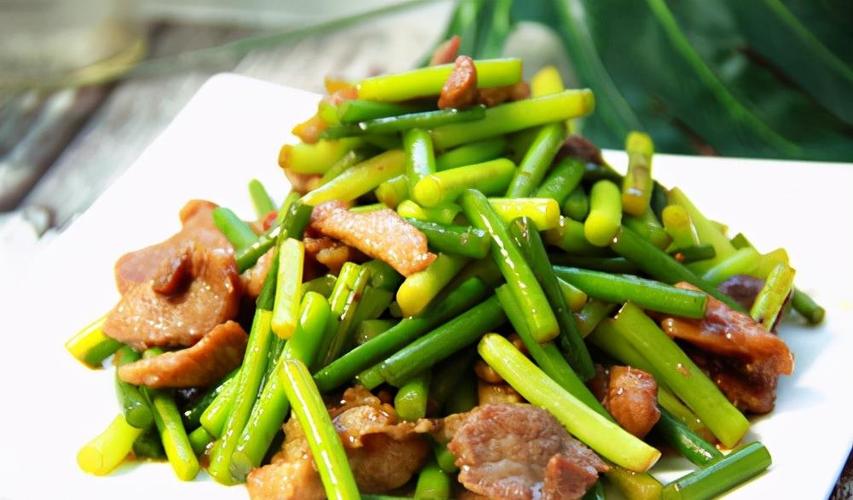 蒜苔炒肉做得不好吃?学会"2放1不放",蒜苔入味肉丝也不柴