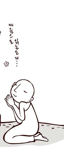 一个跪在地上对天祈祷的小和尚 双手合十